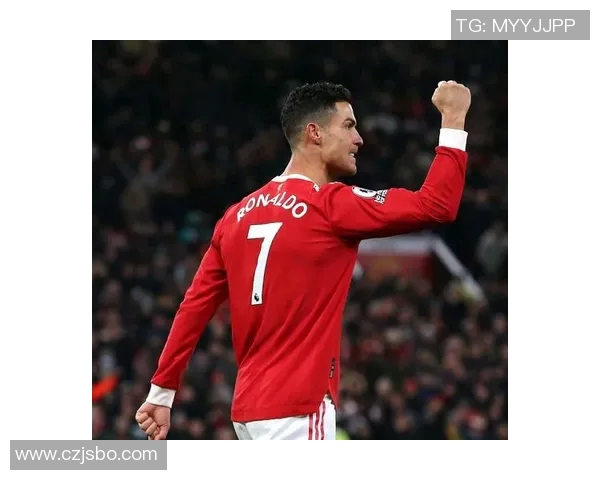 球迷冲进场内抢C罗球衣引发欧冠赛场惊奇一幕